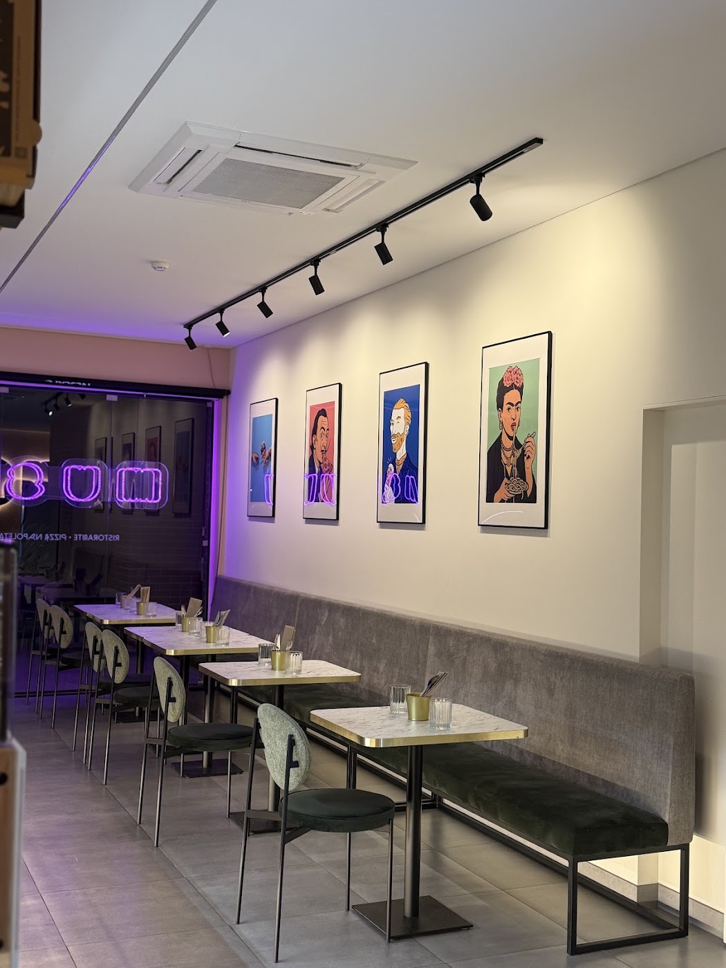 Sala da Musa com néon e pop-art