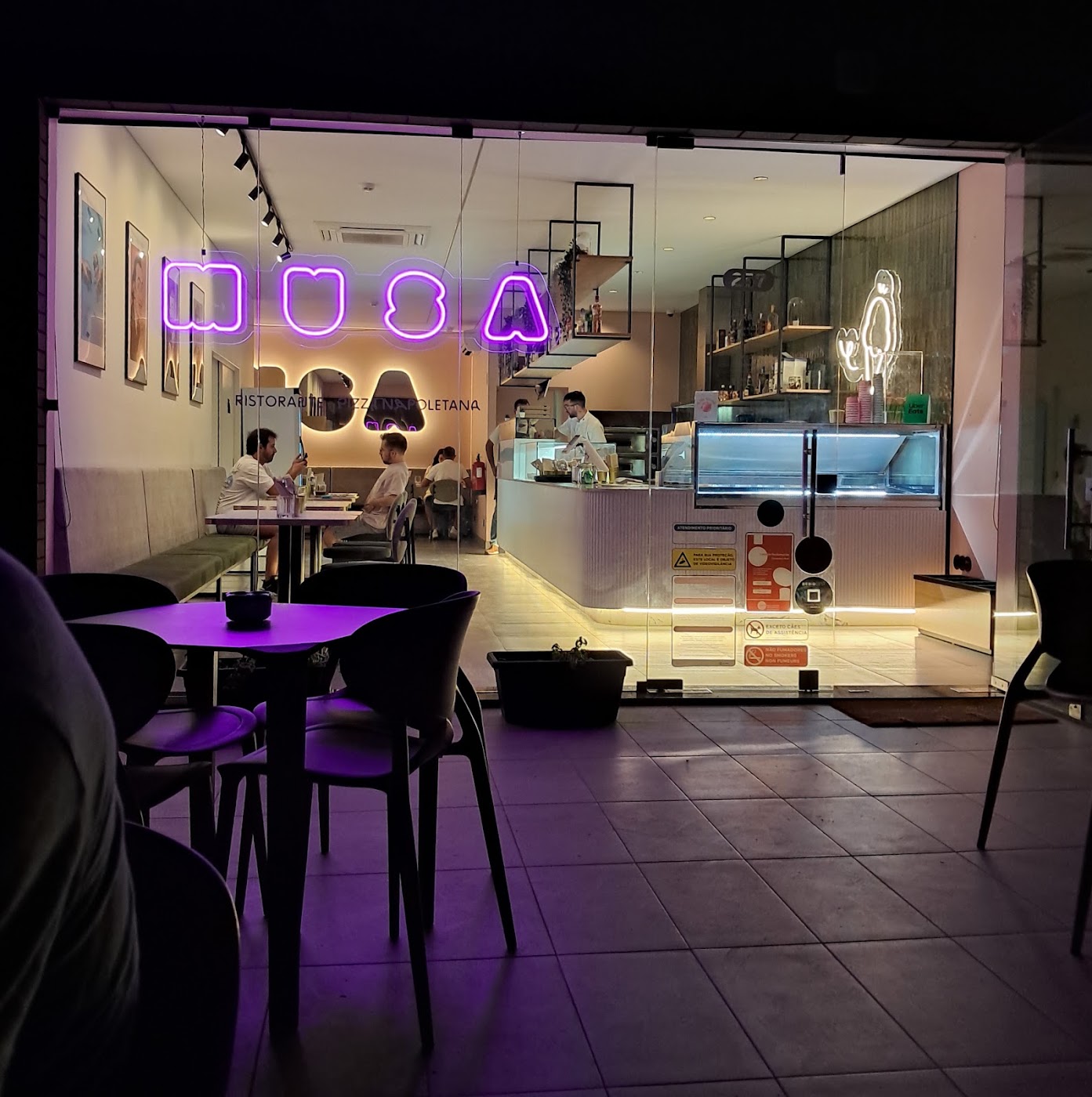 Fachada da Musa com néon à noite